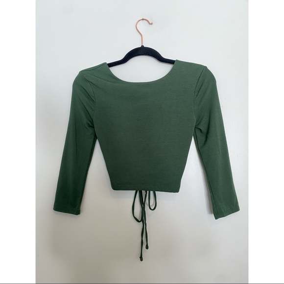 Forever 21 Tops - Women’s Forever 21 backless crop top